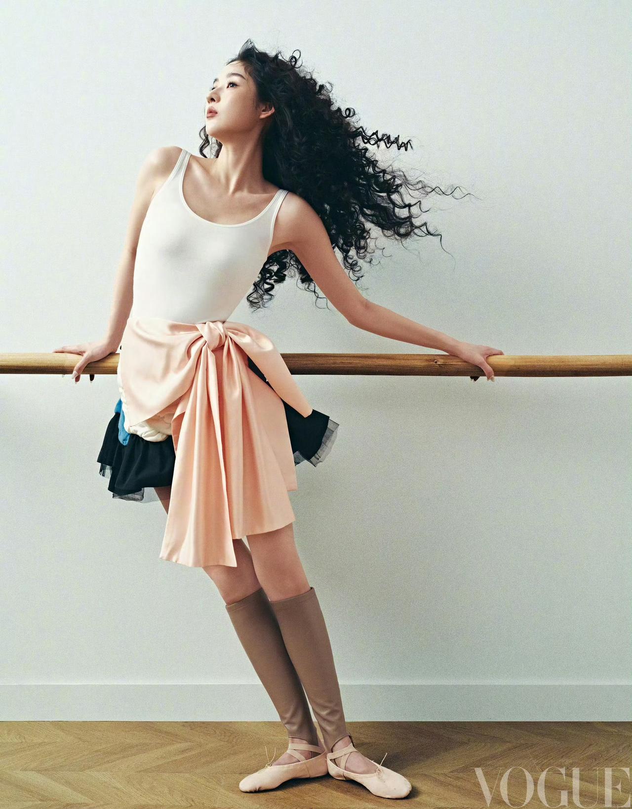 王玉雯VOGUE舞者大片太惊艳！简单造型藏满巧思，反差感拉满谁能想到，王玉