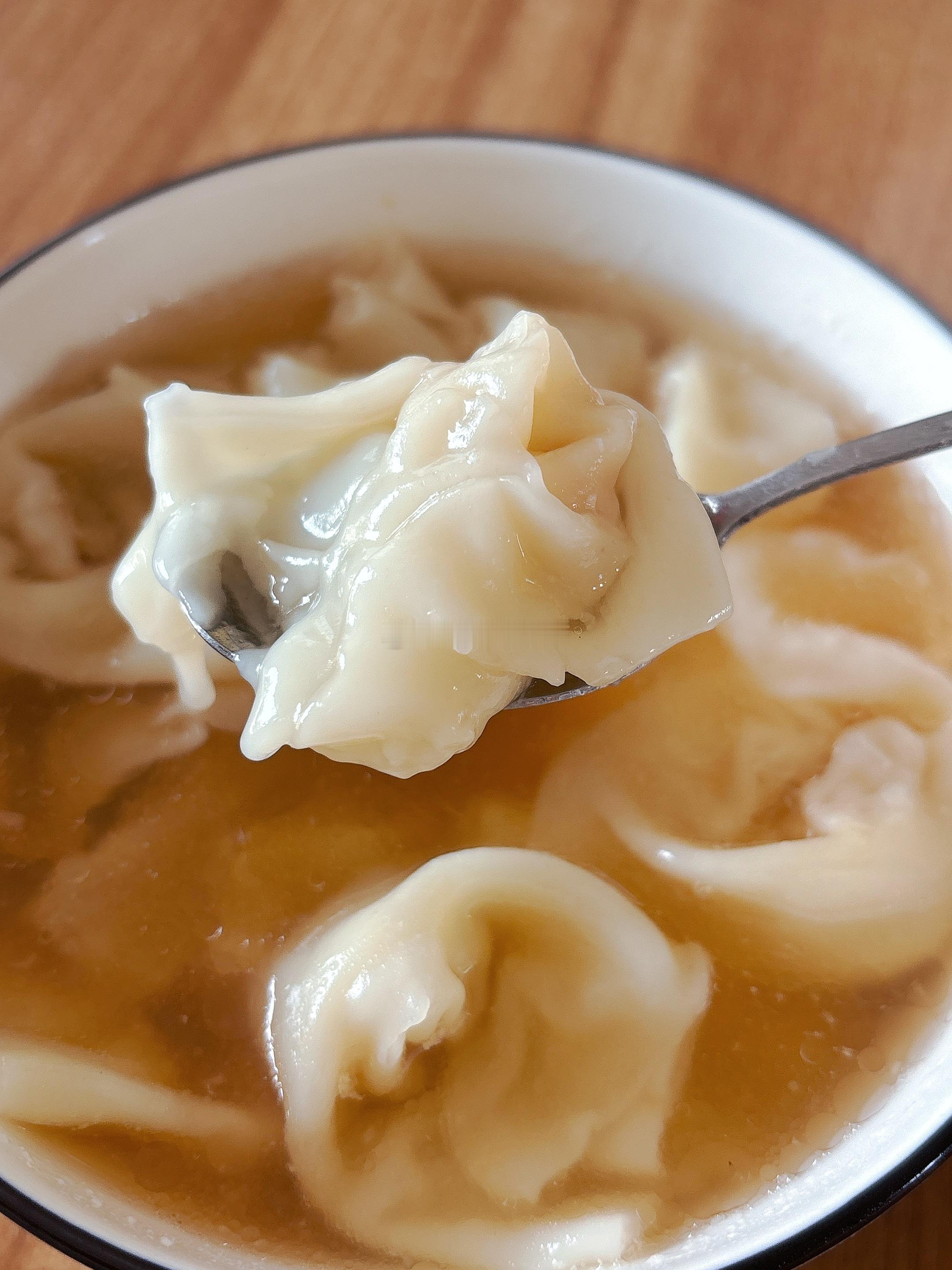 🥣早饭：外婆牌小馄饨。早上妈妈说“要做南瓜饼🎃。”（因为昨晚星星哥哥回来了，