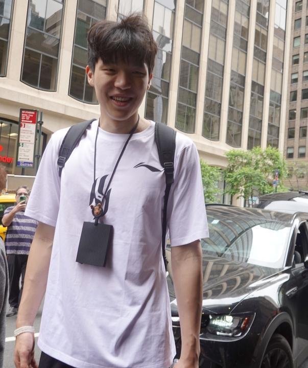 20岁的杨瀚森,NBA球场上话不多,但球风硬。三分练得冒烟,脚步踩得生风,卧推