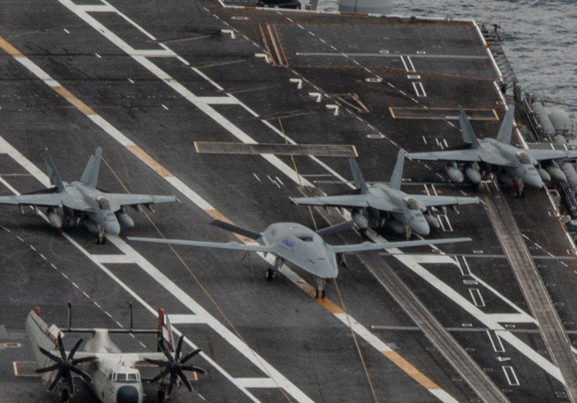 美国MQ-25A黄貂鱼无人机在航母上现身美国海军首款MQ-25A黄貂鱼舰载无人