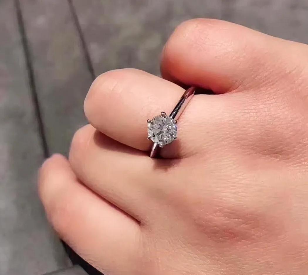 广东广州，一女子离婚后，将价值6万元的结婚钻戒，以2万元的价格卖给了女同事。事后