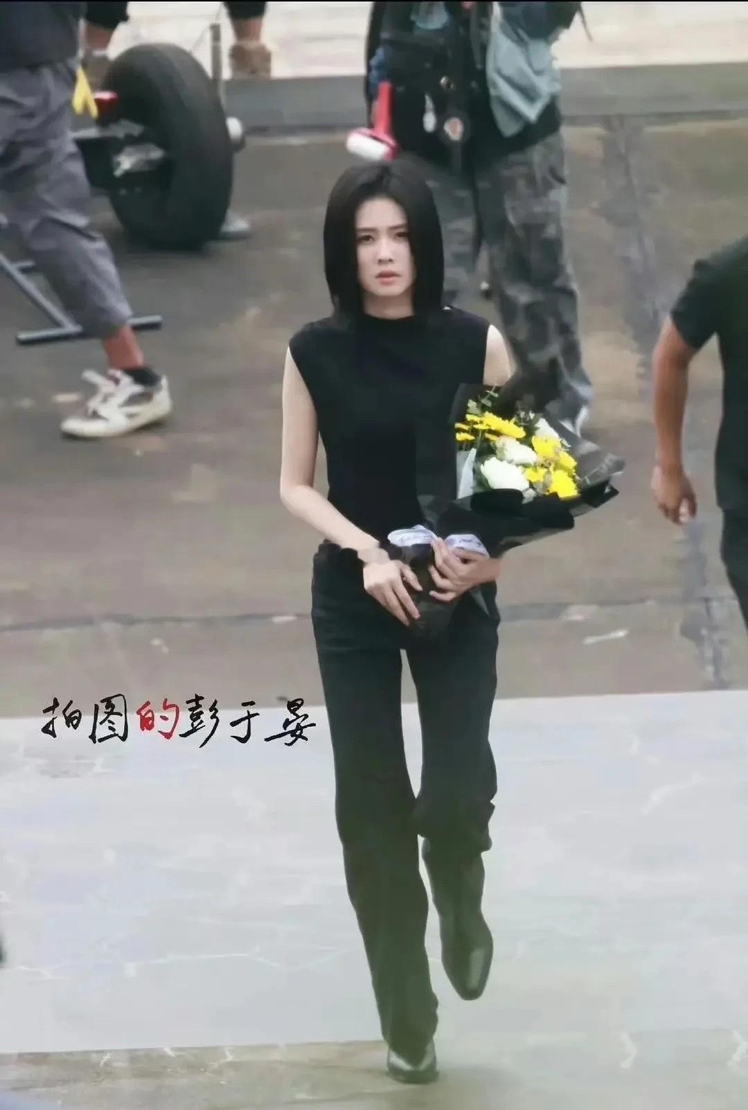 白鹿这是啥造型啊？这大方头发