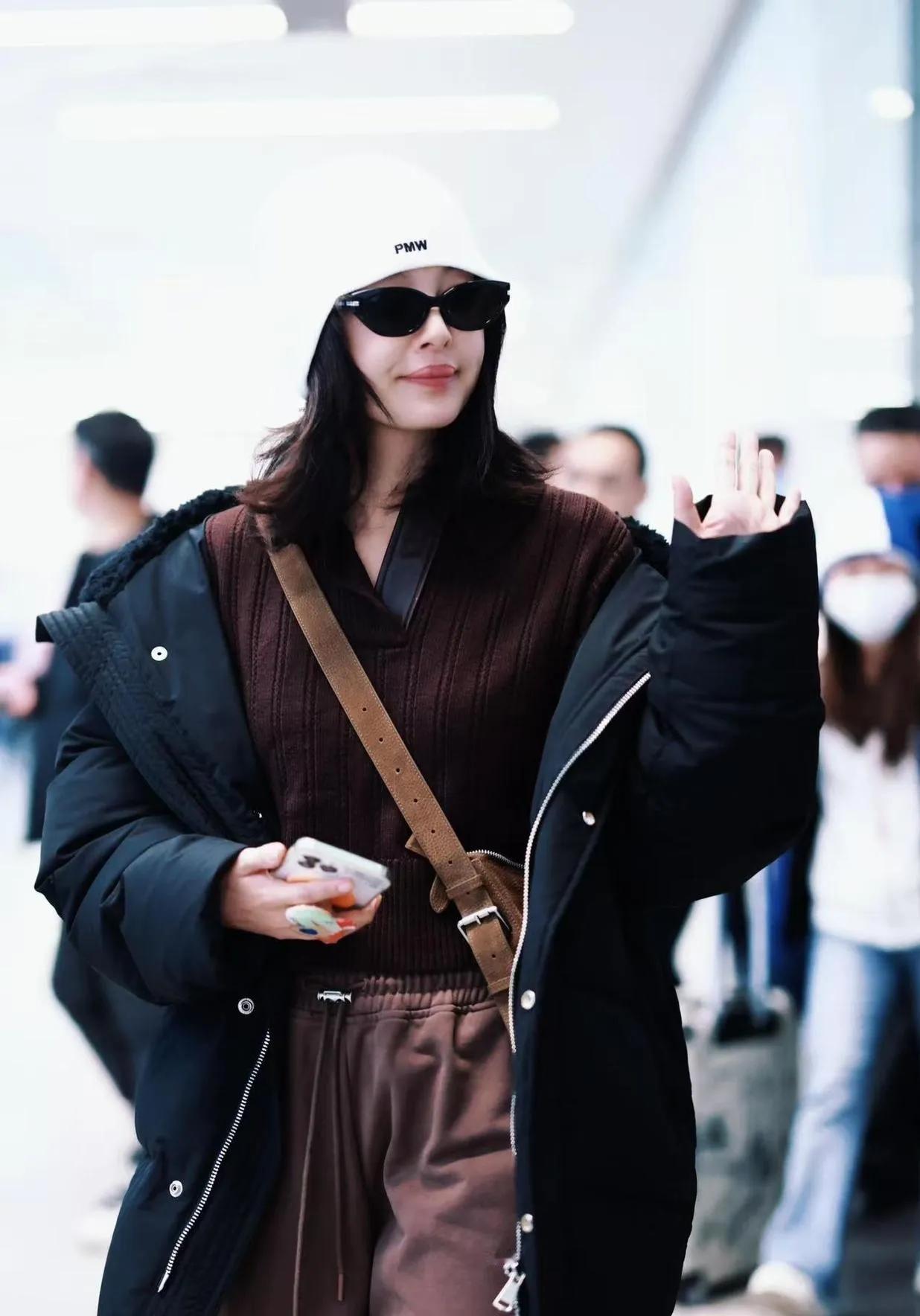 辛芷蕾这机场私服，把“松弛高级感”焊在身上了黑棕配色直接杀疯！黑色长款羽绒