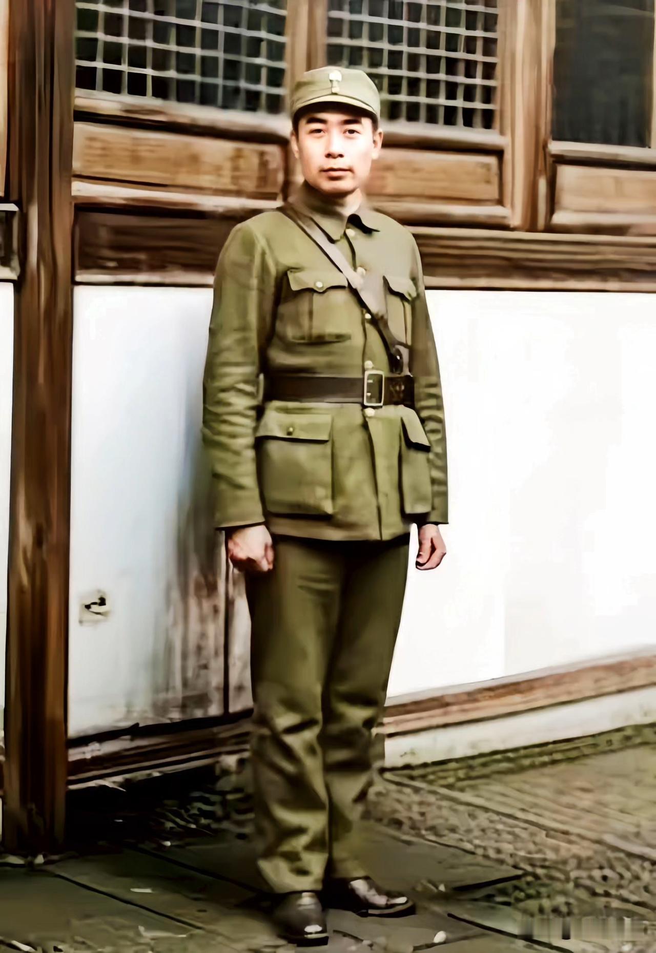 🍁周总理戎装照，难得一见、建议收藏1939年，周总理回到故乡绍兴探亲留影。此