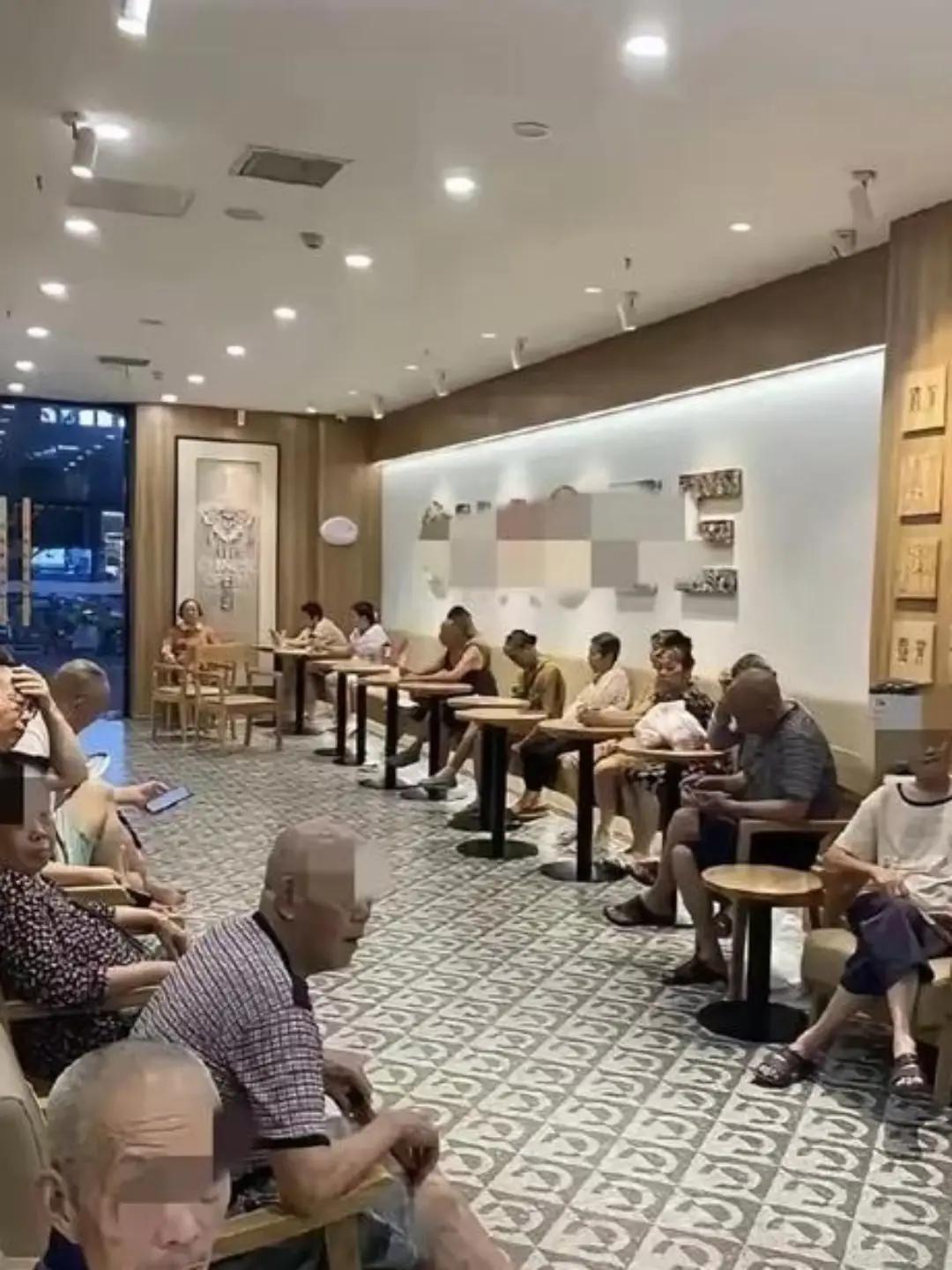 真的是“我穷我有理”。每年夏天，无数老年人都跑到咖啡店、麦当劳蹭空调，为什么？