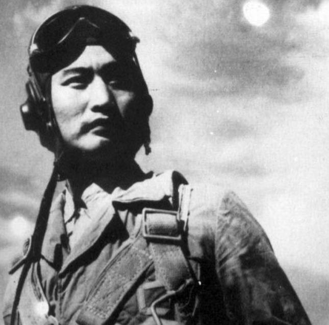 1951年，志愿军空军飞行员驾机返航途中，无意间向云层下方瞟了一眼，不禁惊出了一