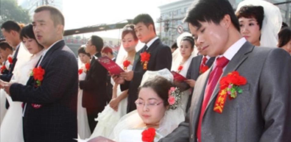 “医学奇迹！”2011年，江西一男子不顾家人反对，娶瘫痪女子。新婚夜前夕，岳母支
