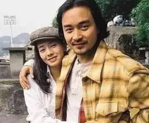 2003年，张国荣在跳楼前，曾约前女友毛舜筠喝下午茶。临别时，张国荣拉起她的手，
