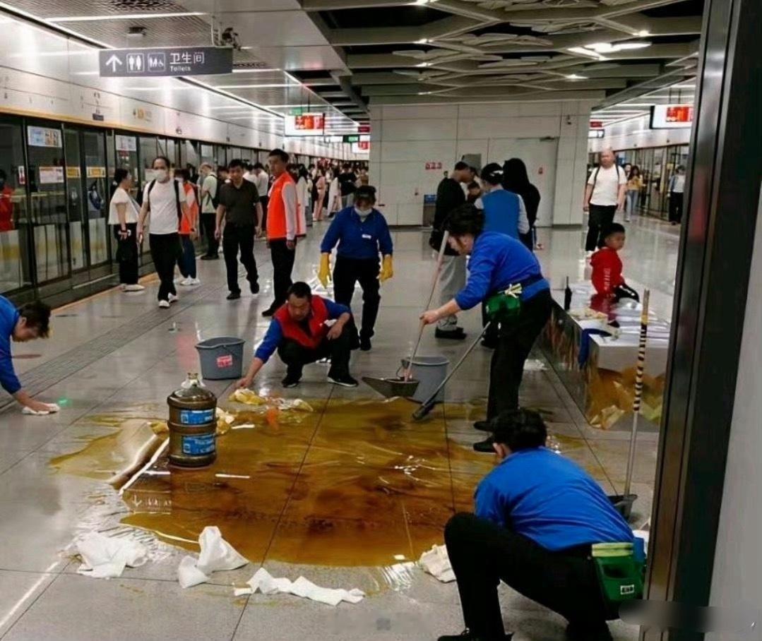 地铁的保洁天都要塌了。