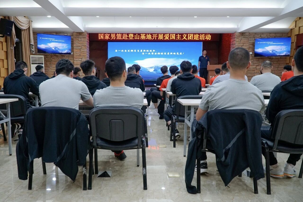 中国男篮短训营5月18日去了北京怀柔的登山基地拉练。