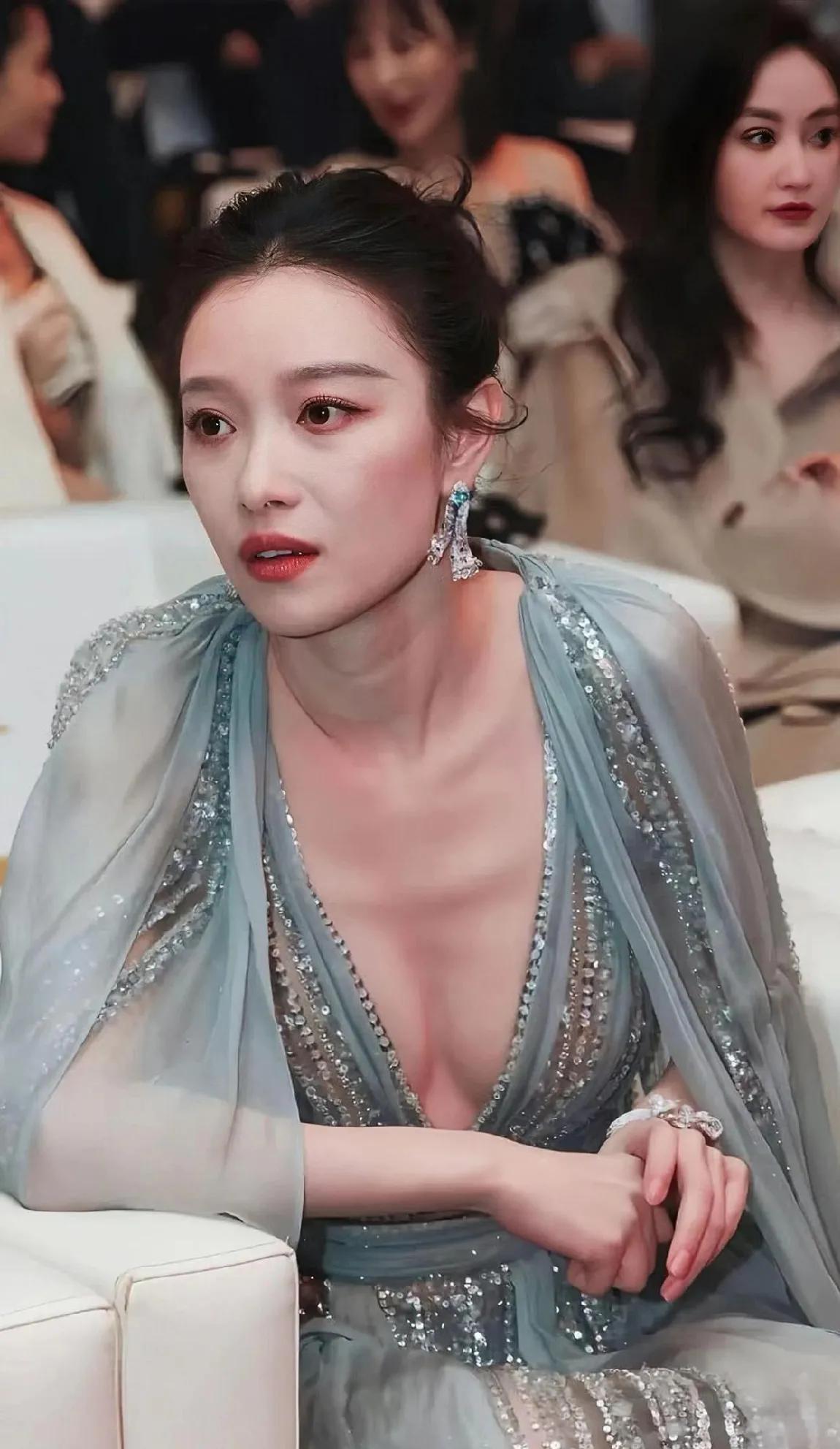 被倪妮的生图狠狠震撼到✨冰蓝色调自带清冷滤镜，深V设计勾勒出优越线条轻纱飘逸