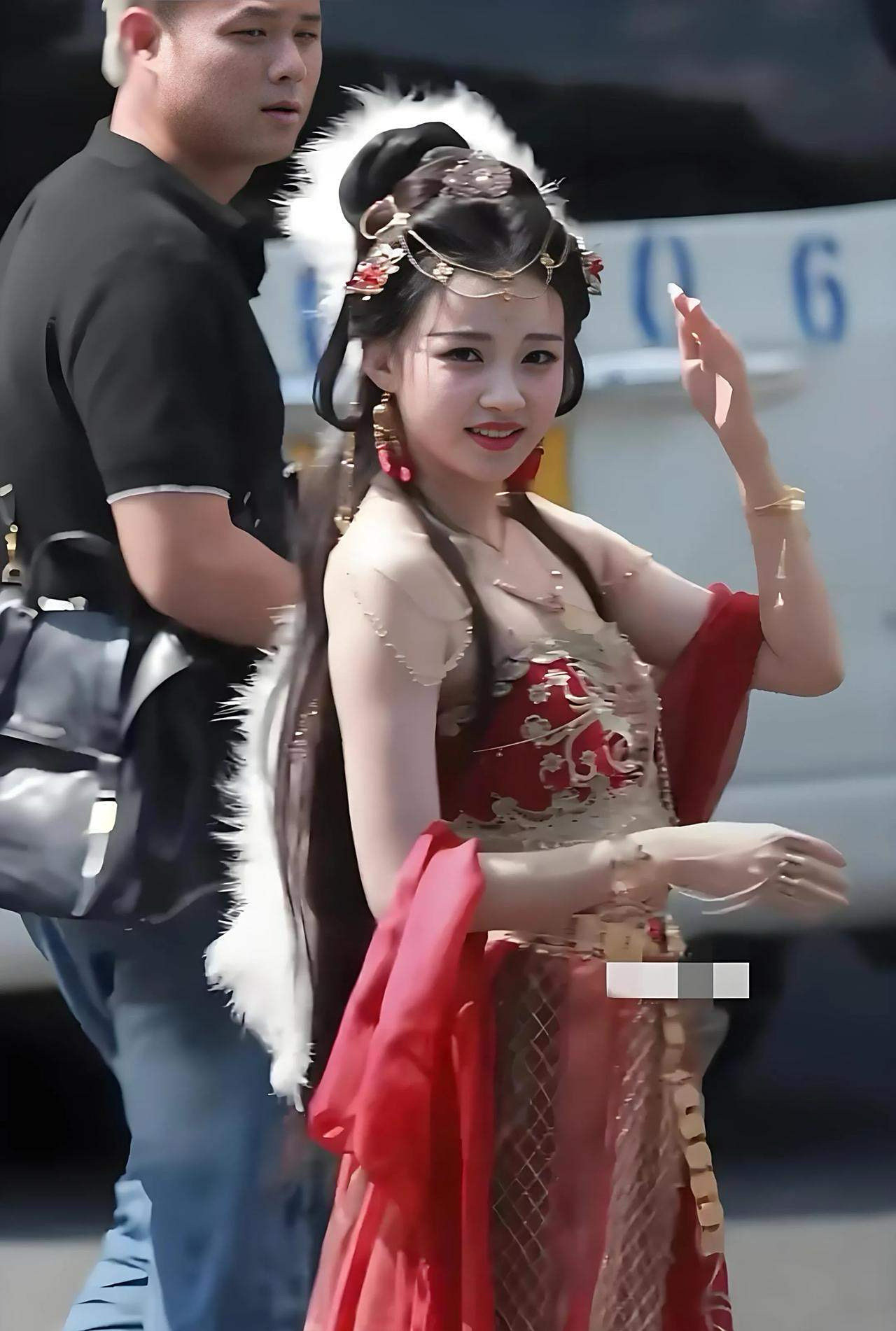 不怪董子健在东京电影节上对孙怡一见钟情，并且当时就说出了“东京的雨没有你笑眼明亮