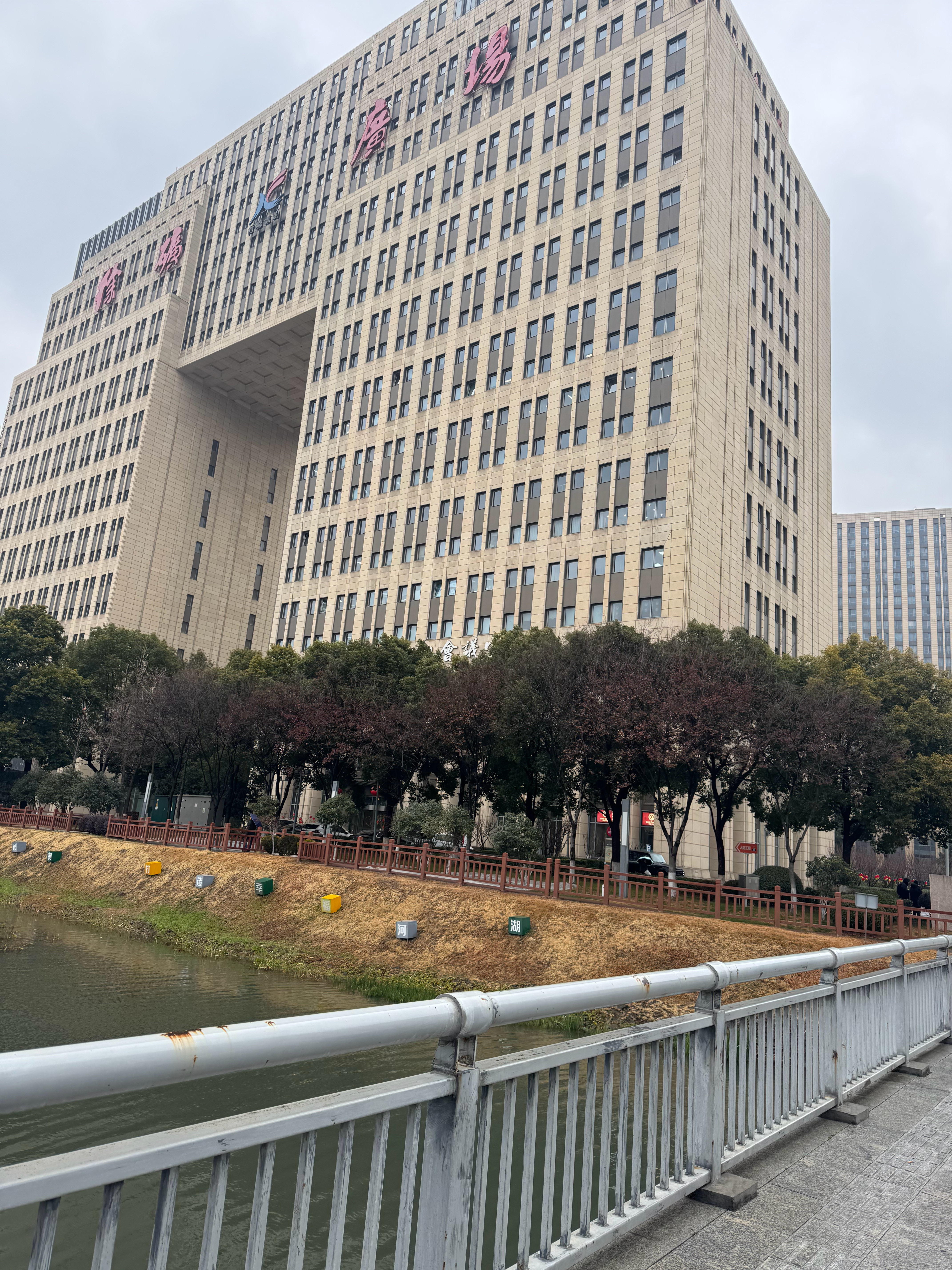 女生午睡5小时被领导警告发视频哭诉大家有没有发现一个奇怪的现象啊，就是大街上明明