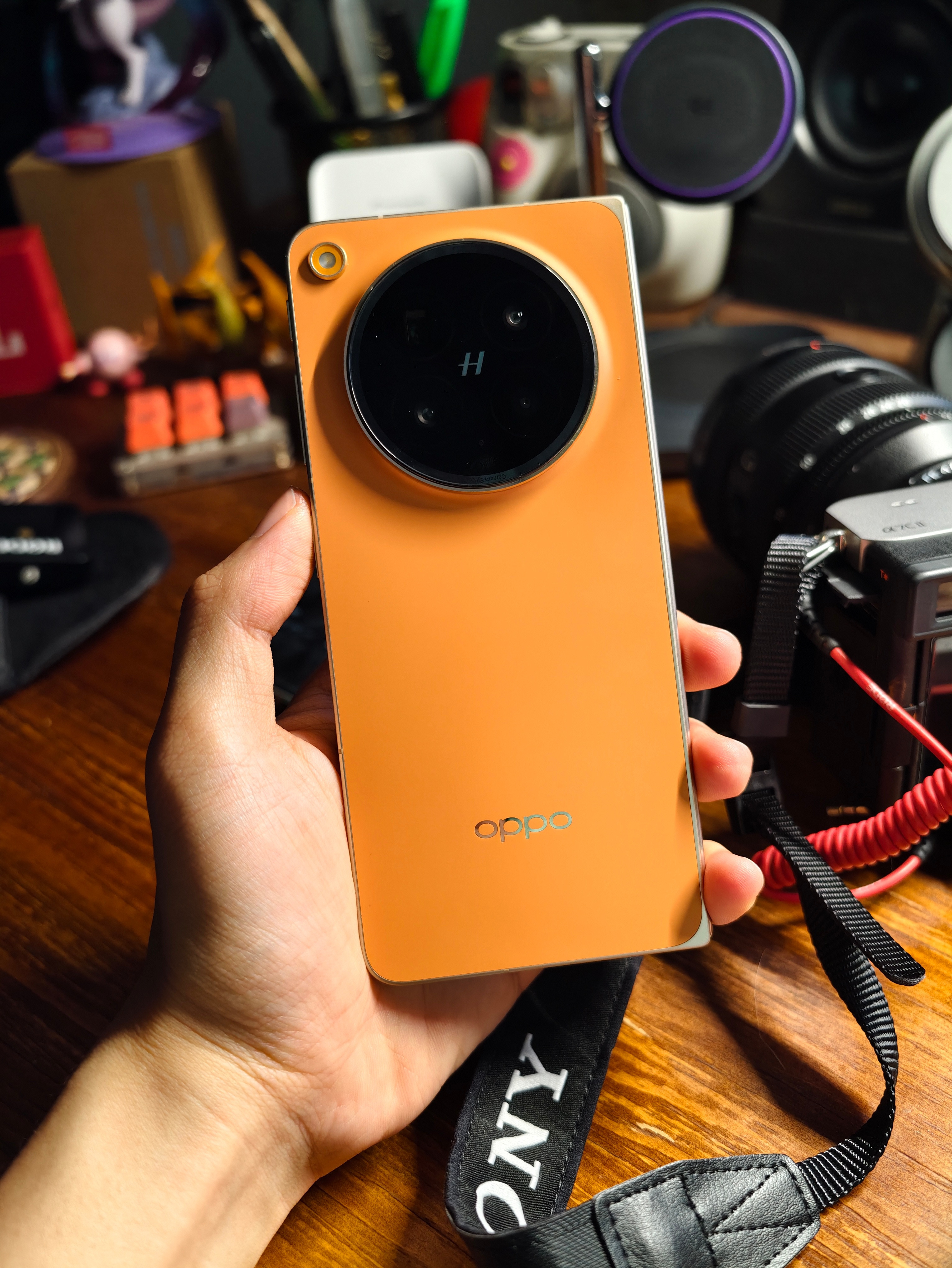 金橙OPPOFindN6，导完数据晚上回家再慢慢玩，亲眼看到真机这么夸张的折