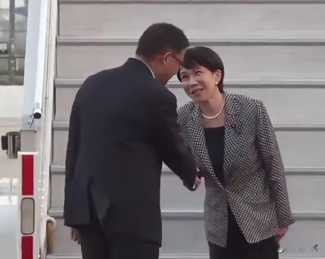 7月1日，抵达新德里，机场这一幕让印度都觉得尴尬！高市早苗7月2日凌晨落地新
