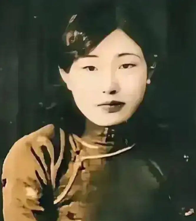1940年，日本宪兵队长在茶馆喝茶，这时，一个穿着白色旗袍的军统女特工，故意和他
