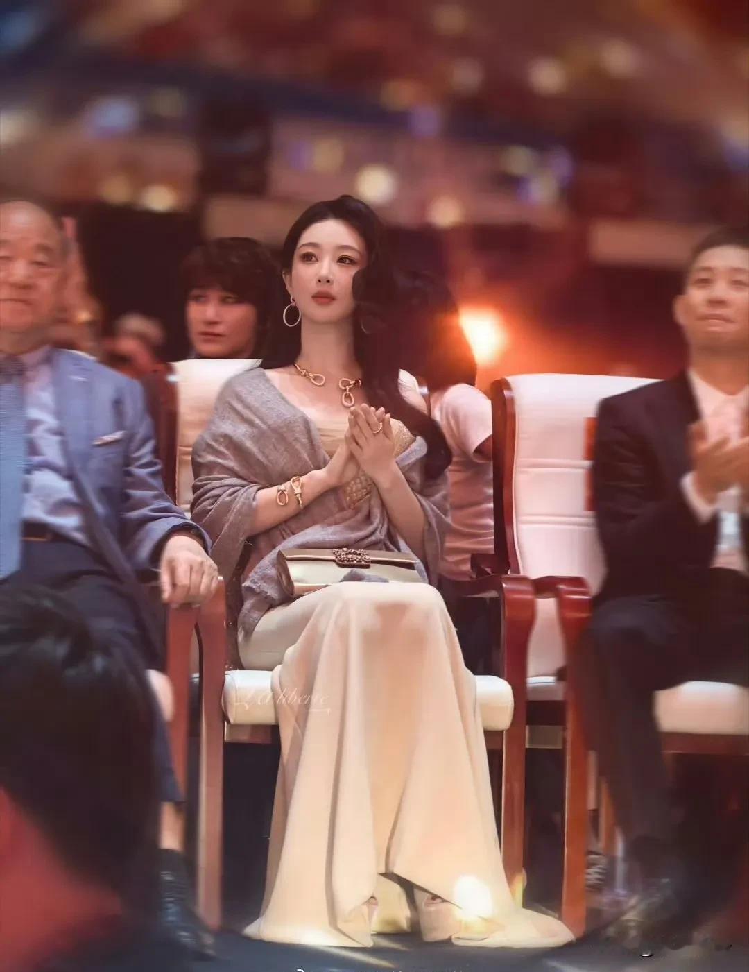 一夜过去，百花奖赢家不是提名女配的杨幂、刘诗诗，竟然是坐在观众席的90花杨紫，第