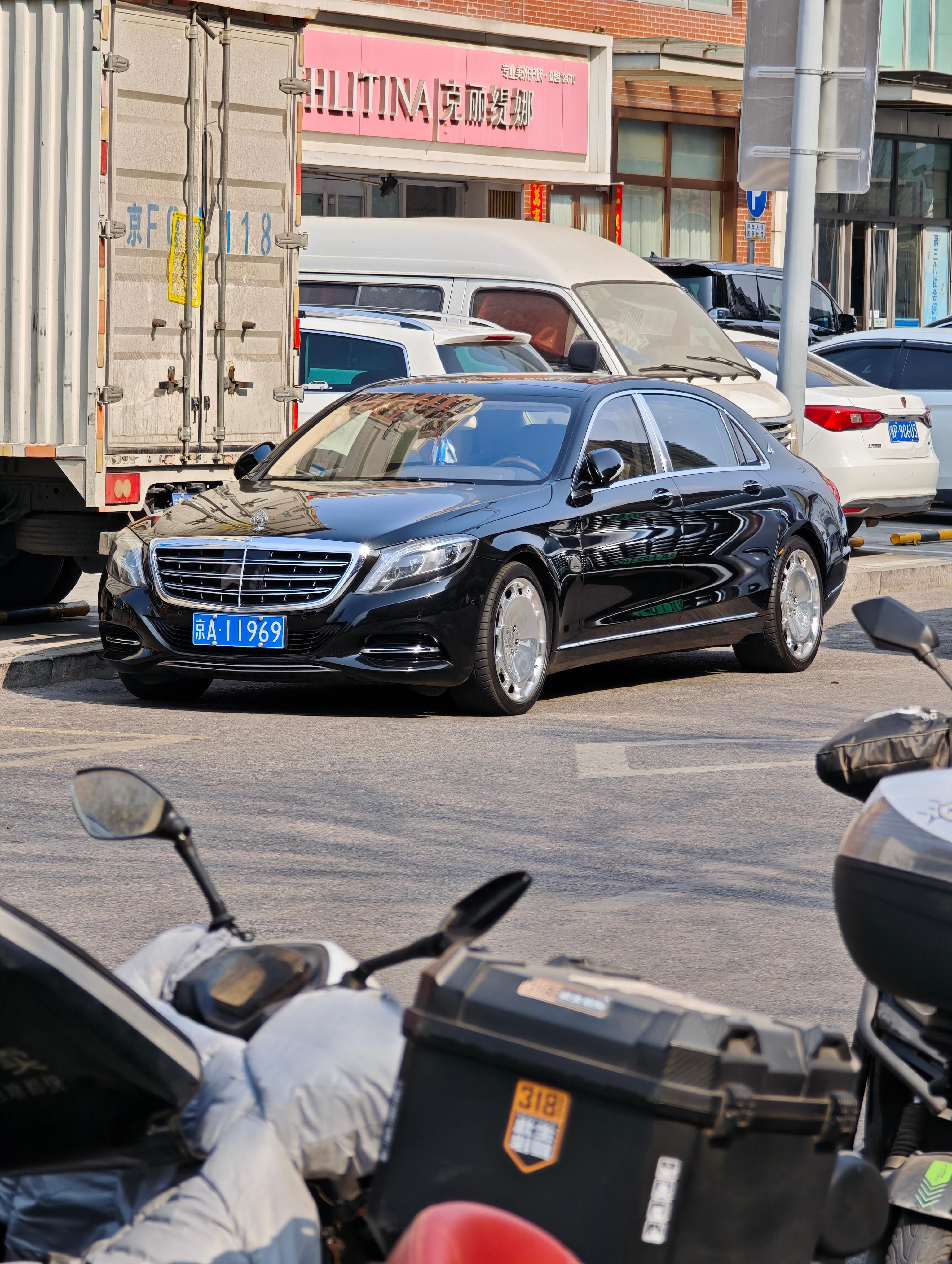 迈巴赫S级开山鼻祖迈巴赫62之后的第一台迈巴赫不怒自威无比庄重我觉得这款迈巴赫相