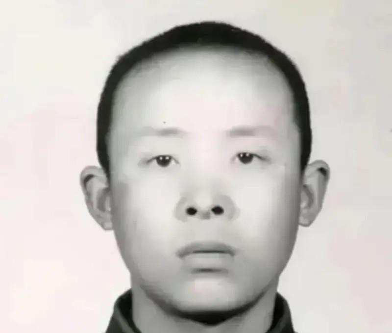 “老山十五勇士”之一唐友国烈士的妹妹来到麻栗坡烈士陵园“看望”哥哥，在哥哥墓前痛