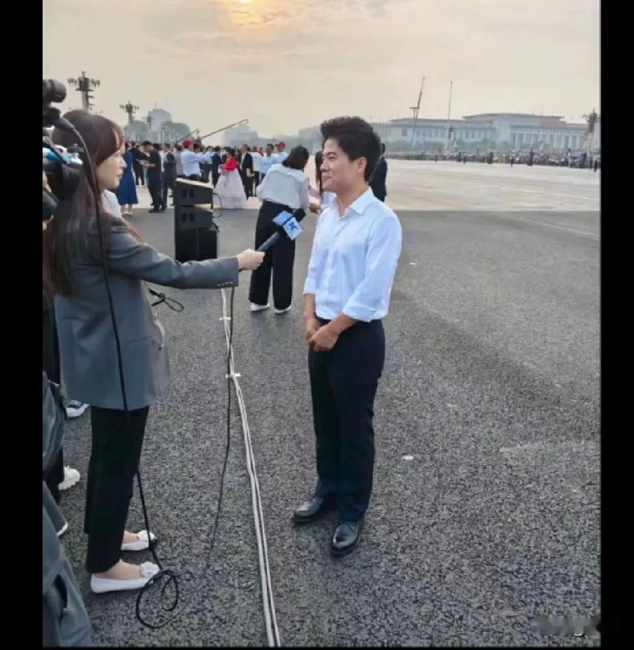 董宇辉的个人价值又上了新台阶！刚刚董宇辉受《新华社》采访，受邀阅兵观