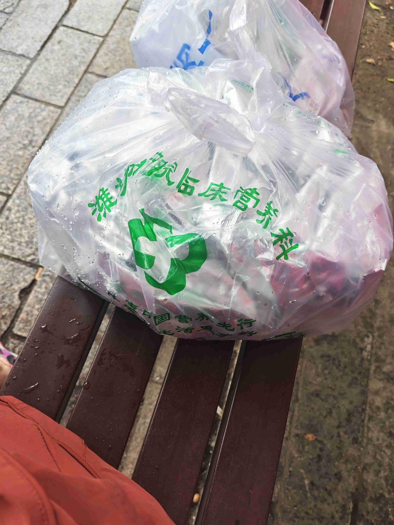 我的今日状态：😁轻松愉快我这里的天气：☀️晴天今天去🏥营养科给我妈定制