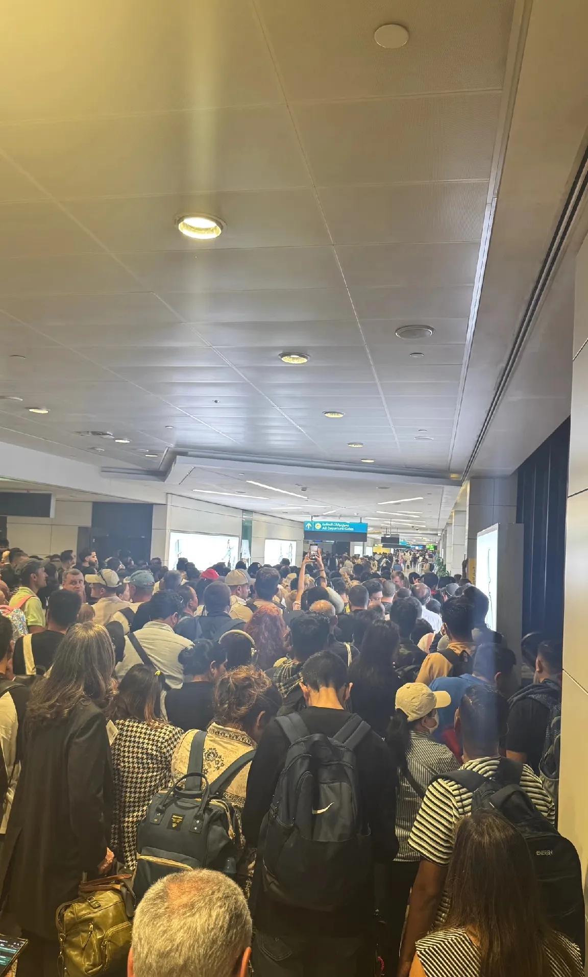 我问在迪拜的朋友，现在那边到底乱成啥样了。朋友发来一张照片，迪拜机场大屏幕