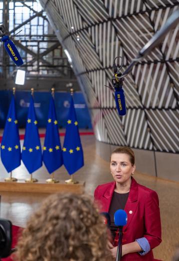 丹麦公开喊话中国 丹麦的做法完全符合国际法与国际惯例。它依据的是1971