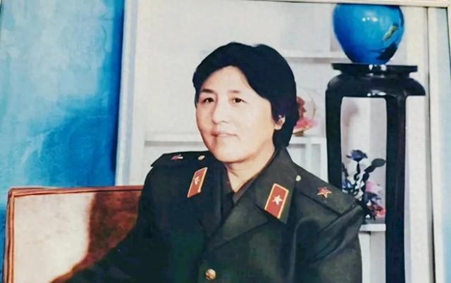 1985年，梁兴初的遗孀任桂兰，在家中留影！梁老太太2023年离世，享年93岁。