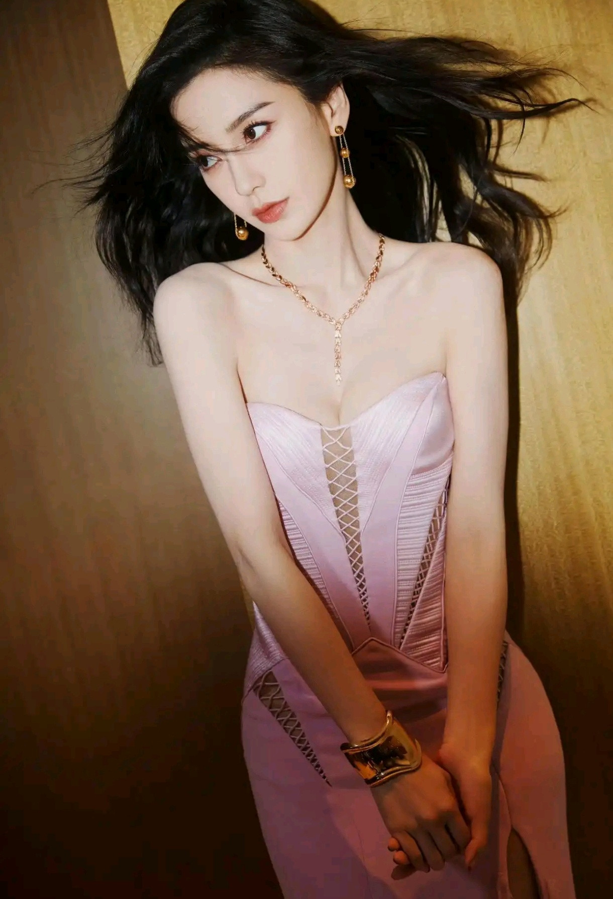 讲真的，杨颖Angelababy这组新写真一出来，直接把我美到失语原生镜头下的状