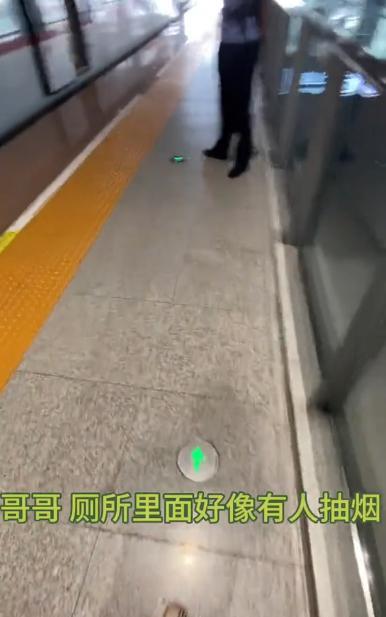 “禁烟不是没有理由！”近日，广东一小伙路过高铁车厢连接处时，突然听见厕所里传出打