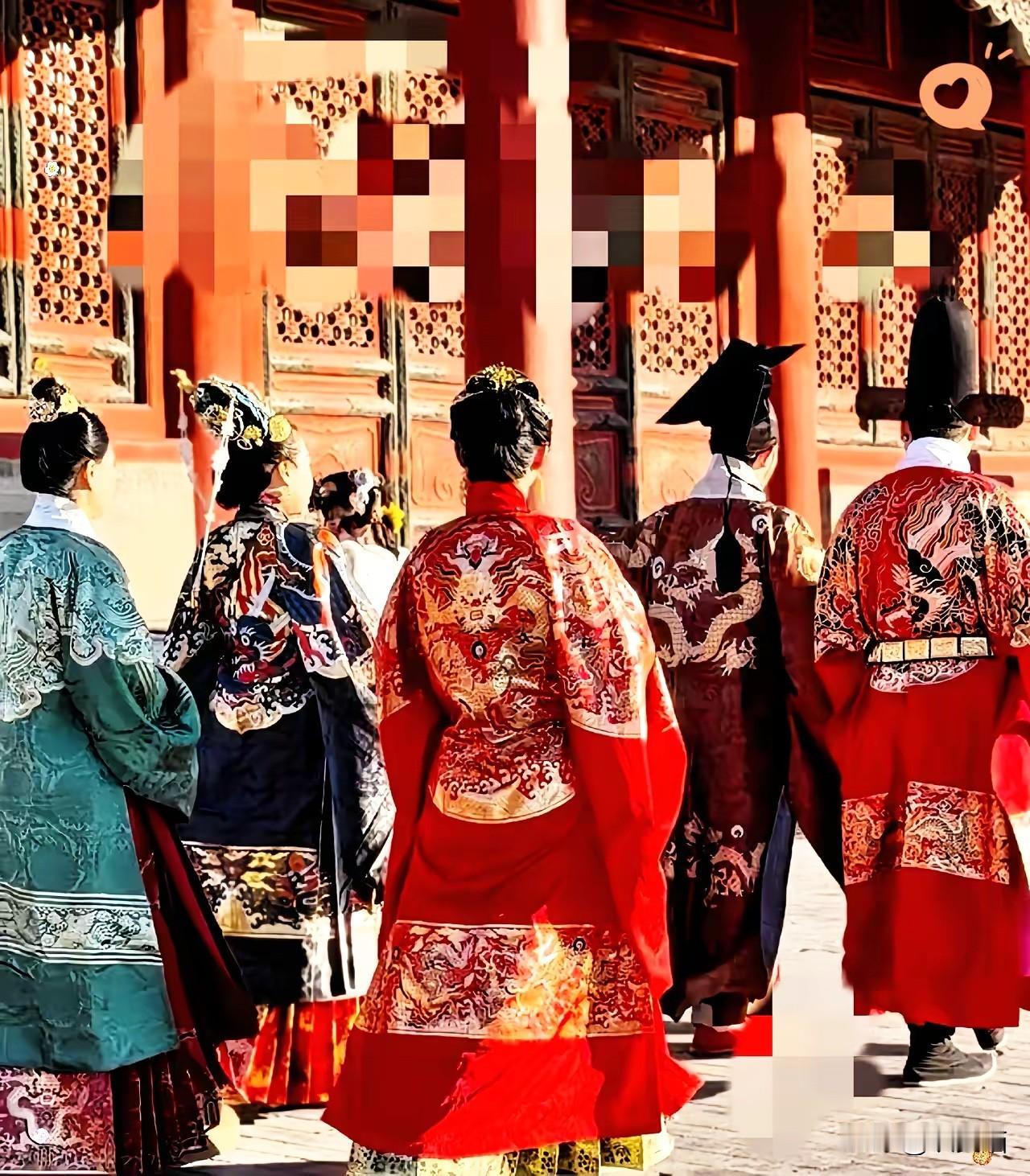 故宫东华门外的汉服摊子刚支棱半天就被清理，理由是"扰乱秩序"。这事儿真叫一个魔幻