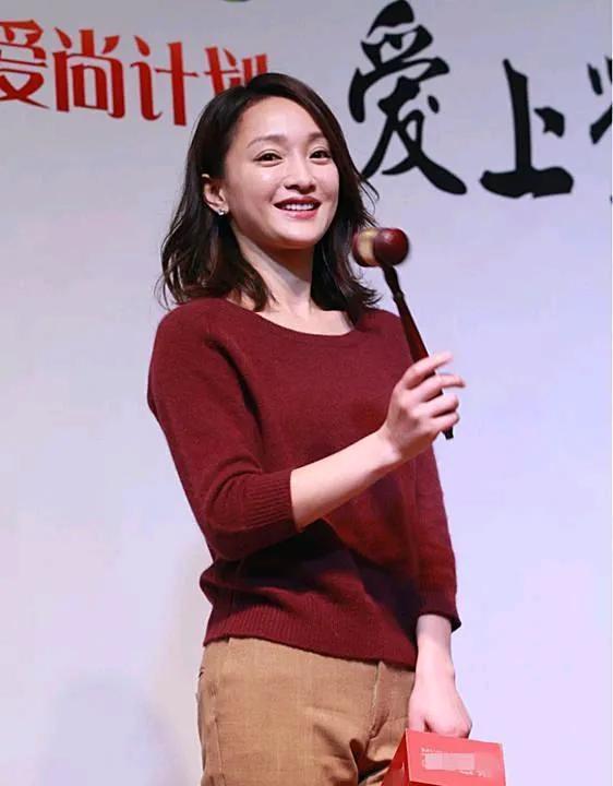 周迅这样才是自然的，看起来舒服多！这样子真实的感觉！