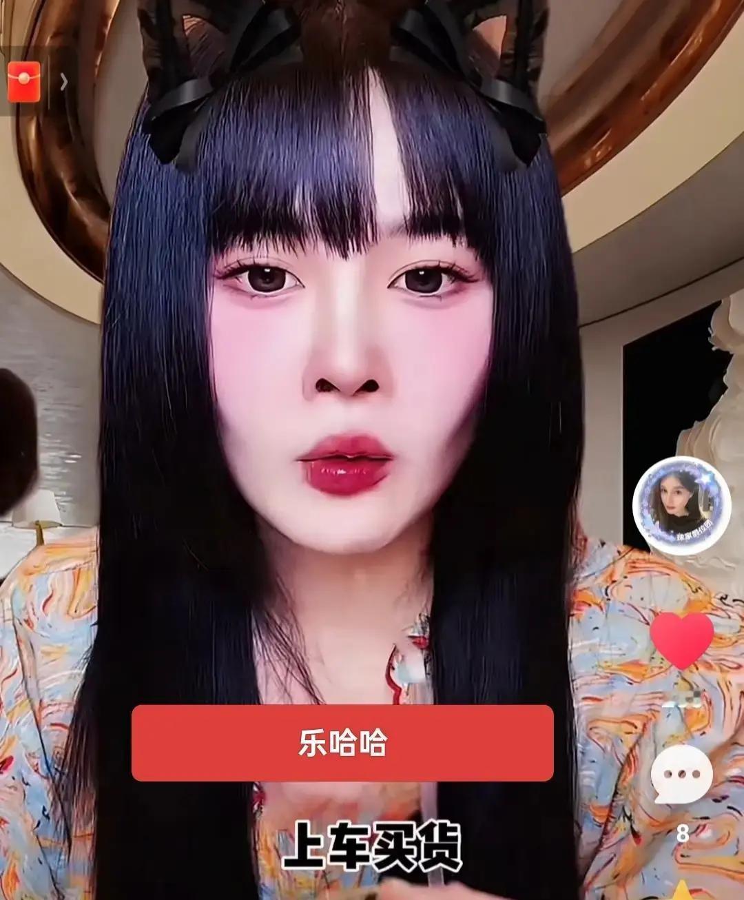 球球直播被弹幕追着问赵本山是不是真给王小华父女送房，她直接摆手：这事我不聊，别带