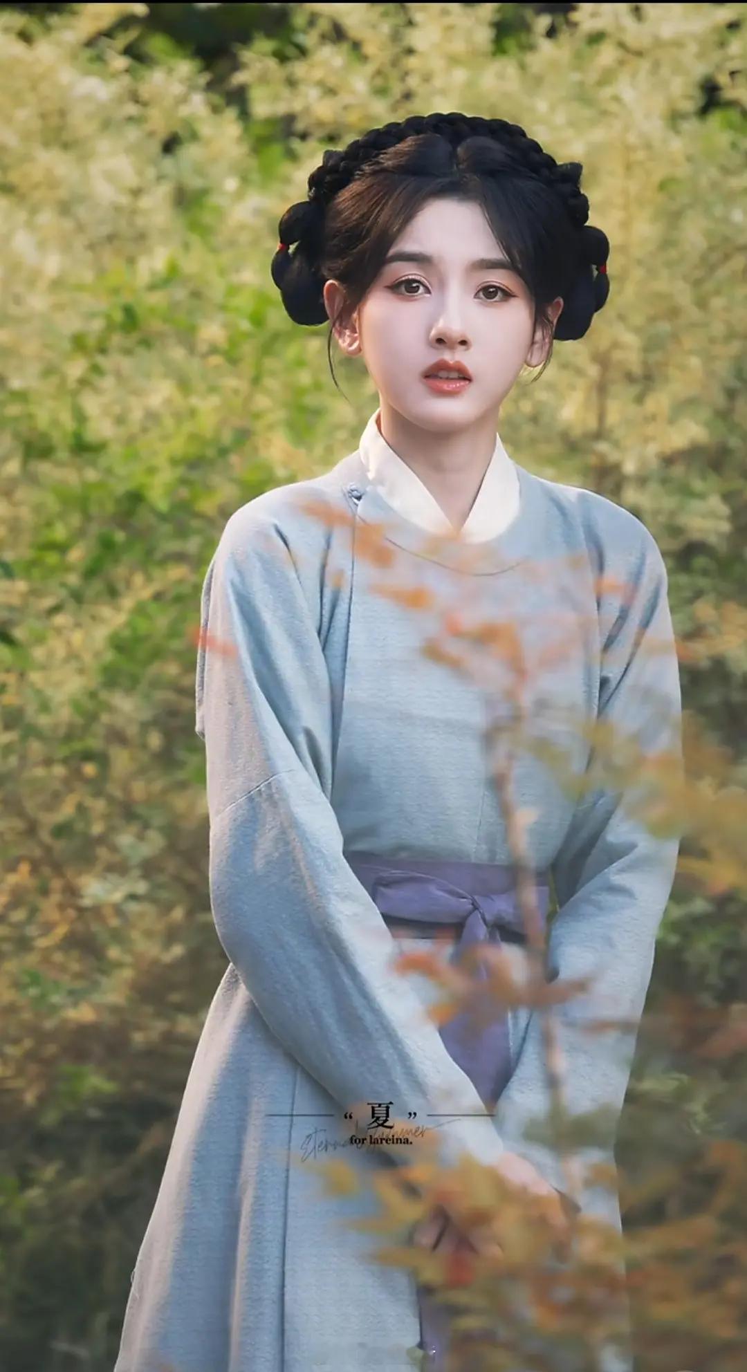 很喜欢宋祖儿这股我见犹怜的气质，让人很有守护欲。