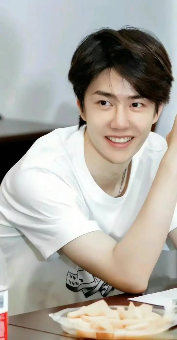 当你的偶像连“戊戌变法”都说错，央视的批评撕开了内娱最后一块遮羞布。直播镜头前