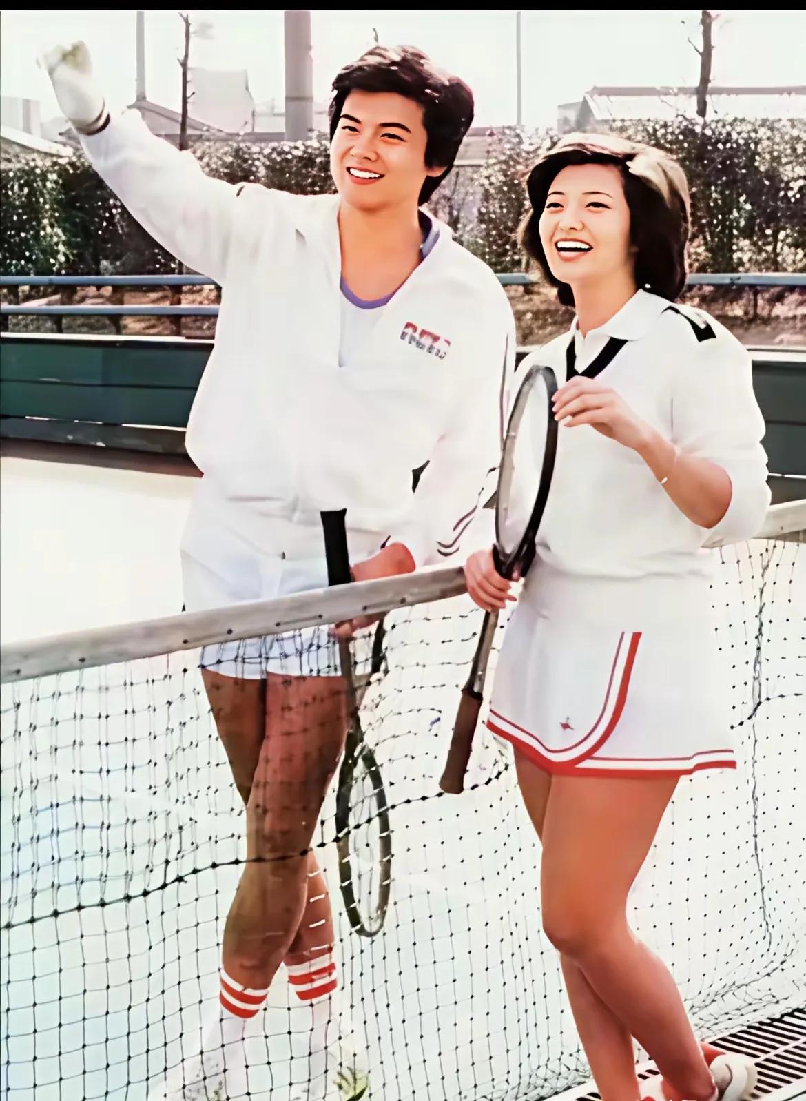 看完这两张图，我耳畔响起一句话：“让我陪你慢慢变老”。那清纯的笑容与美丽，渐渐化