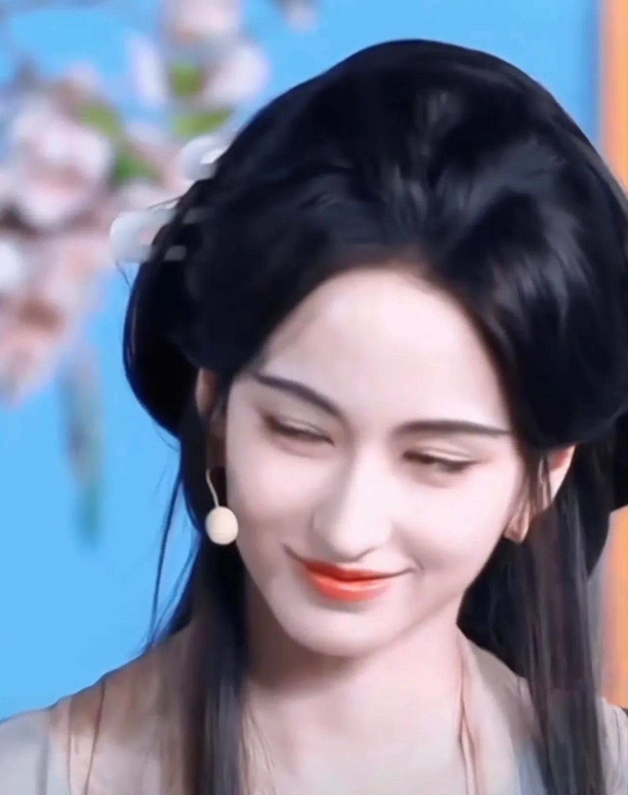 异域古风美人李宛妲魅力吸睛，与胡先煦的关系引好奇，网友满心憧憬追问：两人之间是否