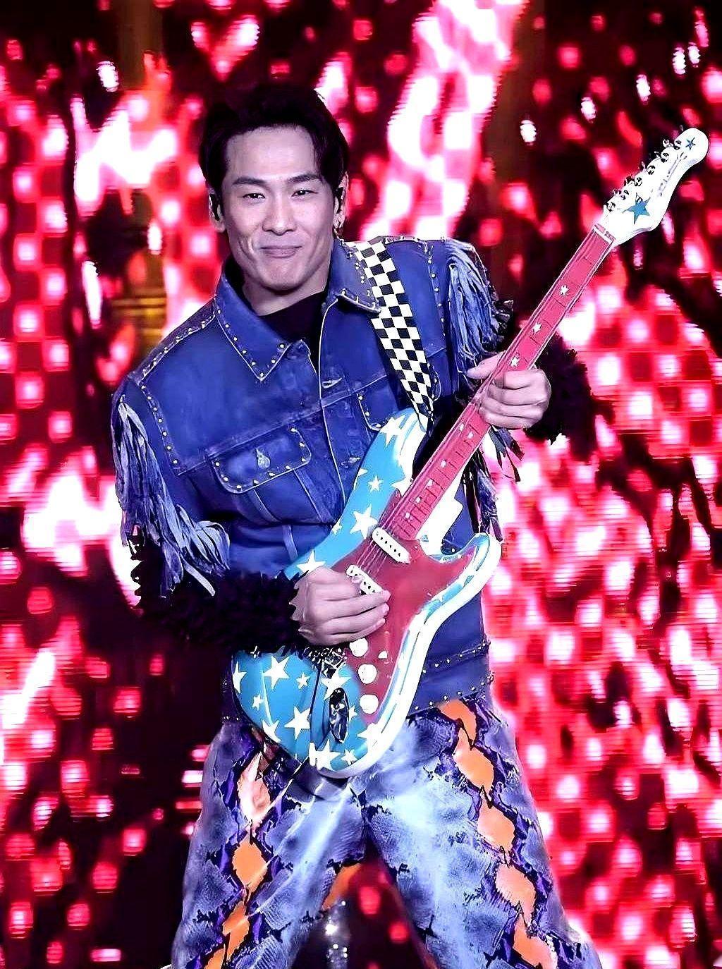 那晚红磡，没奖杯，但满场都是人。杜德伟站那儿，鞠躬九十度，不是演的，是还债。