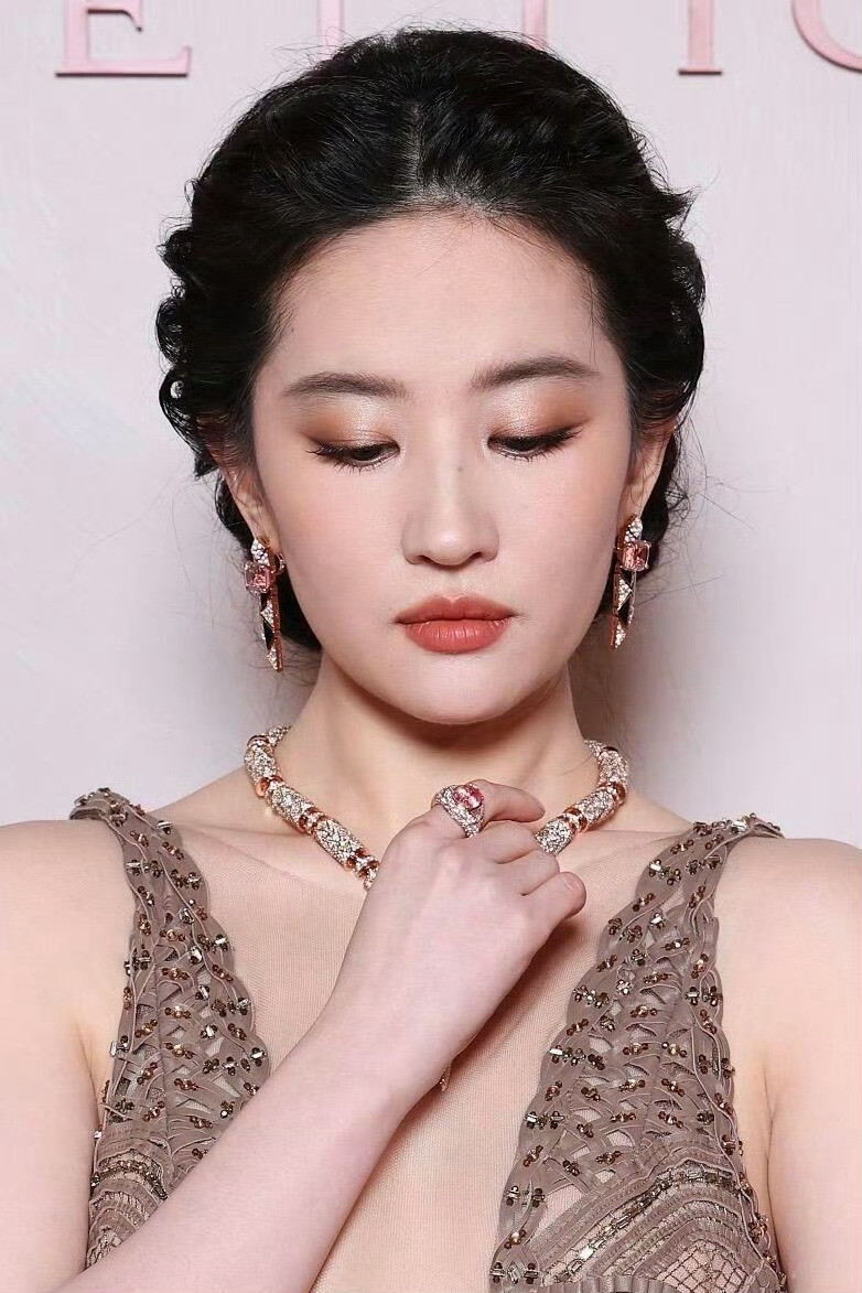 G社镜头就是最好的美颜！刘亦菲无修生图直接封神，怼脸都扛得住的顶级骨相，冷白皮自