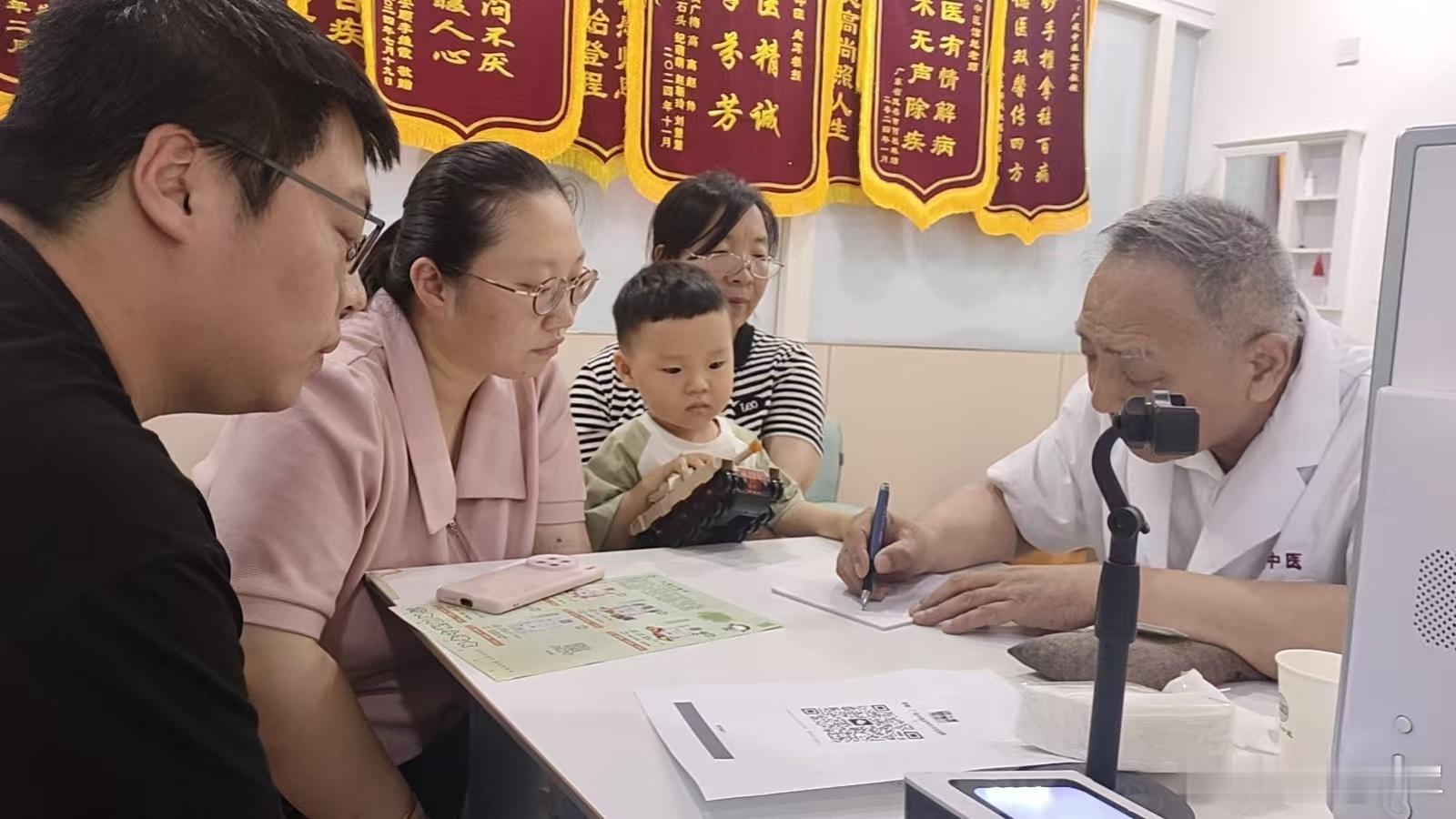 推拿配中药治疗小儿咳嗽咳嗽常见于感冒、支气管炎、支气管扩张、肺炎等疾病，多因外