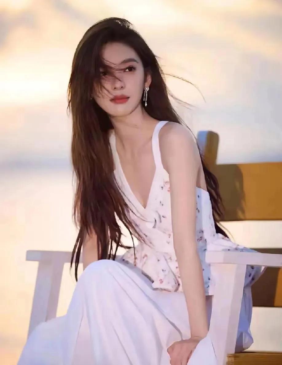 章若楠海边氛围感大片，随性即美家人们，最近章若楠晒出的海边写真照，真的狠狠