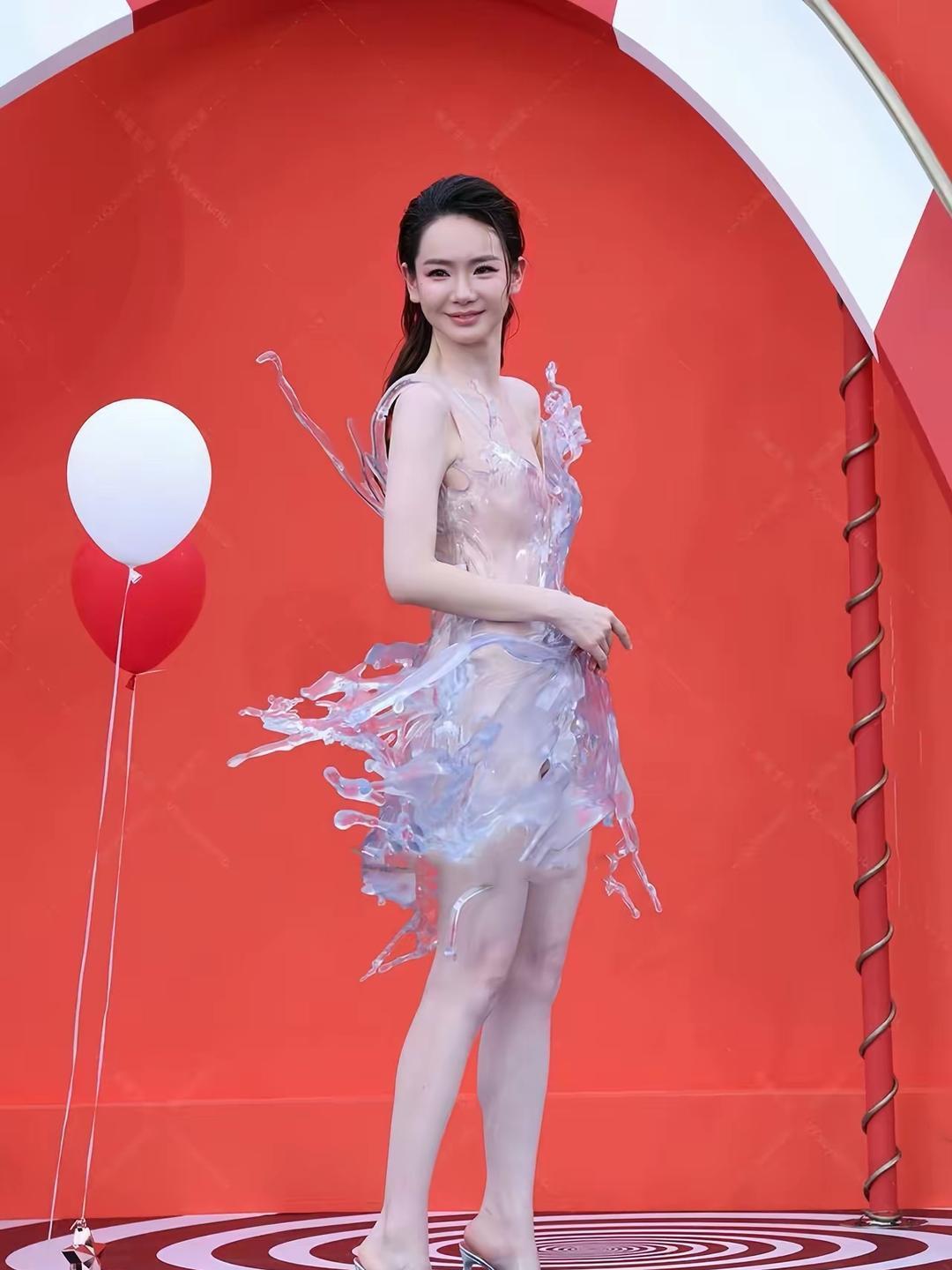 突然发现，戚薇这个人有点玄，虽然她已经41岁了，但她做的很多事，全是反其道而行之