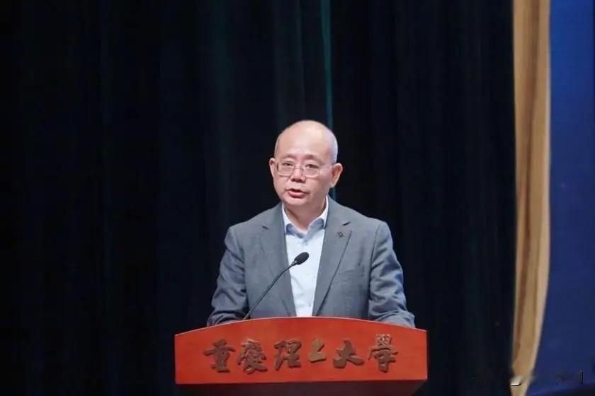 早晨七点，在大学教职工小区门口，副校长被同事捅死。这不是电视剧，是6月5