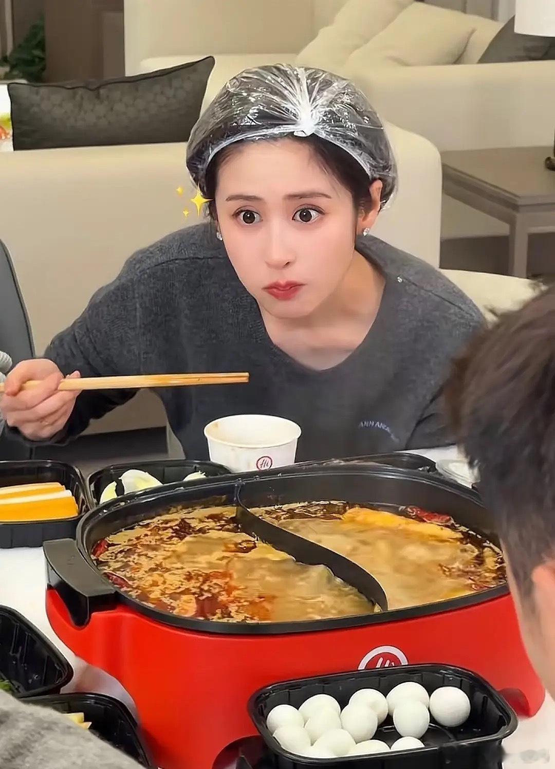 颖儿请客邀请团队工作人员吃火锅，怕头发上面沾到火锅味，还特意戴了一层头套，女明星