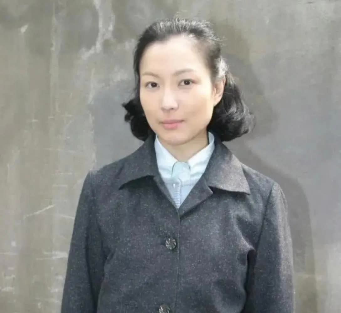 突然发现郑秀文不穿奇装异服时与许志安长得有点儿像，蛮有夫妻相呀，你觉得呢？