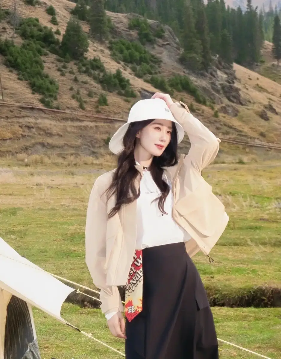 刘诗诗穿休闲装户外踏青仪态大方笑容明媚气质优雅