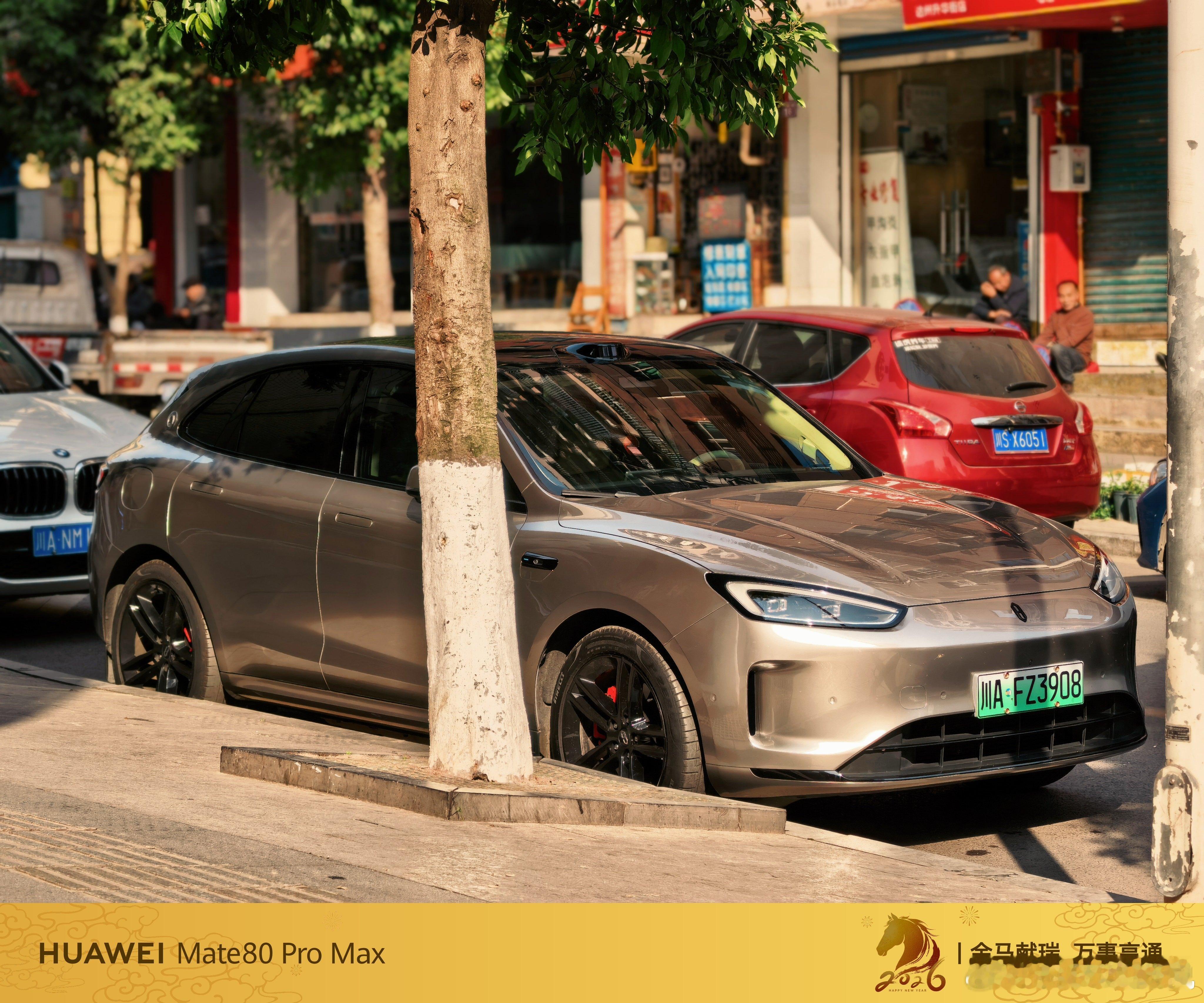 路边别人的问界M5还是好看