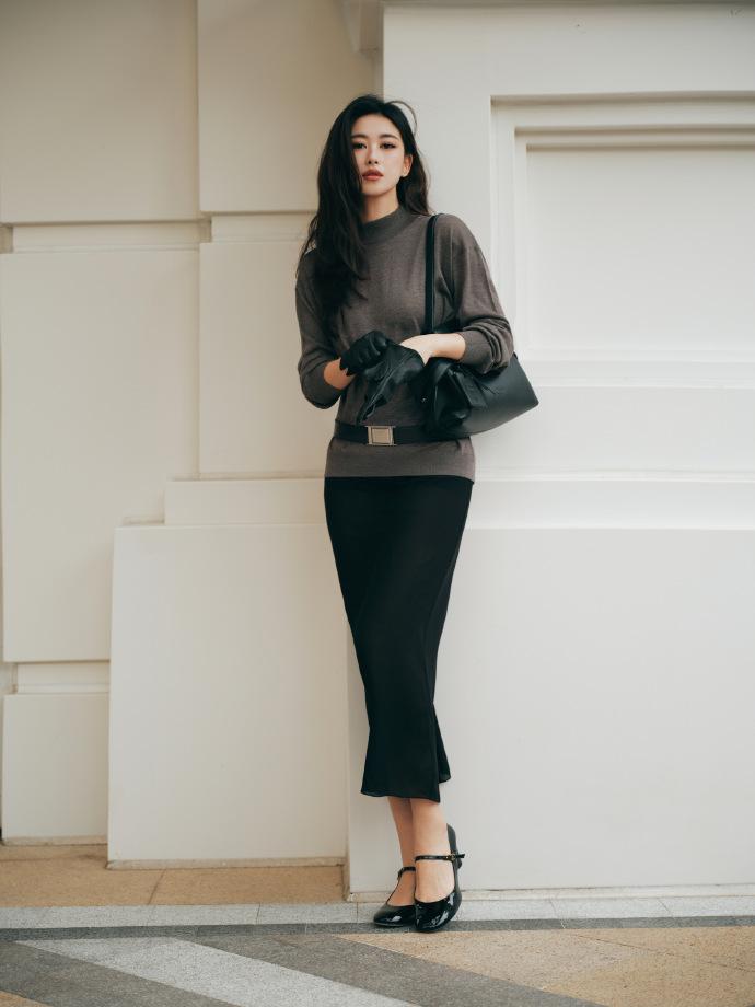 最近朱珠在澳门出席时尚活动，她这回搭配的很有高级感，看上去靓丽又迷人。朱珠上