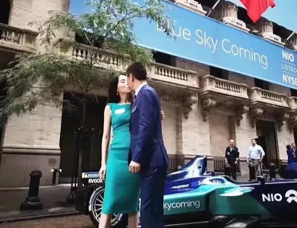 到底谁是车企最美老板娘？竞争还真的很激烈。李斌的妻子和李想的妻子，都是肤白貌