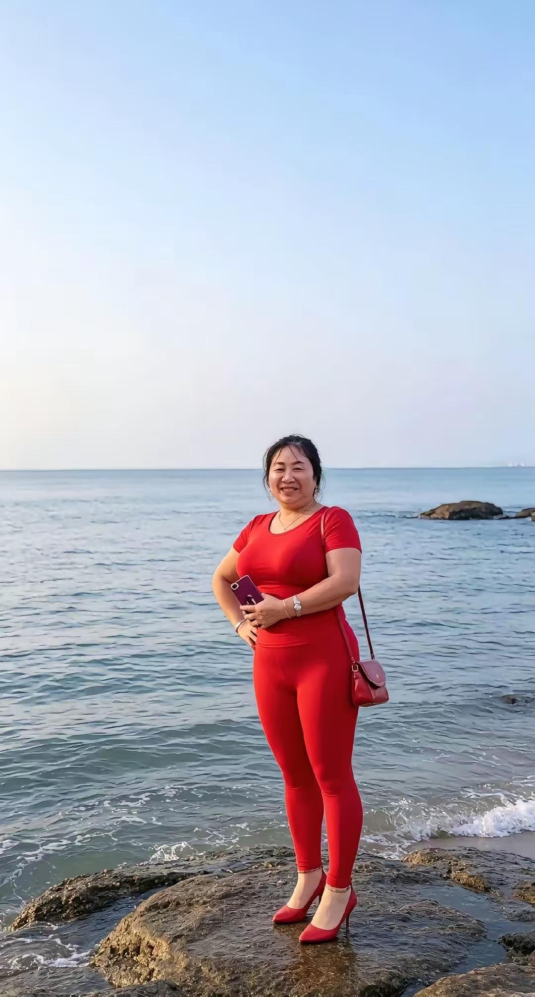 塞鸿秋.海畔红衣丹裙映海晴光秀，红颜漫作花间偶。繁花配色相宜久，清妆雅韵